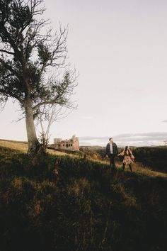 A couple is standing by a castle ruin in Scotland Trekking Couple Photography, Overcast Couple Photography, Edinburgh Couple Photos, Scotland Wedding Photography, Enjoy Time, Visit Scotland, Real Couples