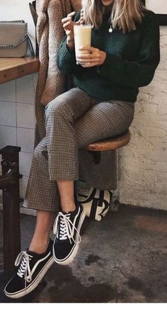 Vans Slip On Outfit, Urban Outfitters Outfit, Estilo Vans, Plaid Pants Outfit, Designer Closet, Closet Clothing, Checked Pants, Doc Martens Outfit, Vans Outfit