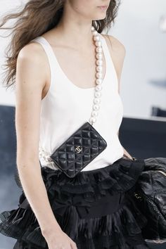 Chanel Bag on the Fall/Winter 2020 Runway Pearl Bag Outfit, Trend Bags, Chanel N 5, Chanel 2021, Pearl Belt, Chanel Pearl, Chanel Runway, Fall Bags, Area Models