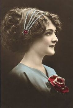 Edwardian glamour postcard showing a model with a fashionable bandeau headdress in the Grecian style. The Spanish Comb on Ruby Lane. Style Année 20, Edwardian Hairstyles, Bijoux Art Nouveau, Gibson Girl, Victorian Women, Teen Hairstyles