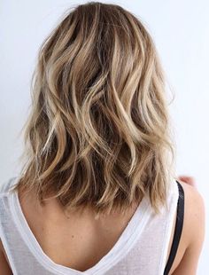 Blonde long bob with great curls and great highlights! Trendy We Fryzurach, Wavy Hairstyles Medium, Natural Wavy Hair, Shoulder Hair, Caramel Highlights, Shoulder Length Hair Cuts, Wavy Curly Hair, Mid Length Hair