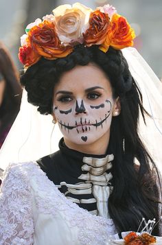 James Bond Film Spectre Makeup Day Of Dead Costume, Skull Costume, James Bond Party, New James Bond, Sugar Skull Makeup, Sugar Skull Art, Bond Films, Skull Makeup