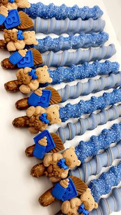 there are many blue and brown teddy bears on the candy bars that are lined up