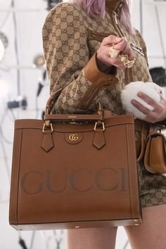 Gucci Handbag, Lv Bags, Luxury Purses, Small Tote Bag, Cooler Look, Bag Trends, Small Tote, Bags Designer Fashion