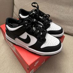 Brand New Pandas, Dunks Shoes Aesthetic, Swag Shoes For Women, Pandas Shoes, All Black Tennis Shoes, Black Nike Dunks, Nike Shoes Aesthetic, Black Dunks, Dunks Panda