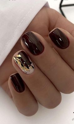 Brown Manicure Ideas For Short Nails, Dark Brown Nails Designs Short, Marron Nails Designs, Dark Manicure Short Nails, Dark Brown Nail Art, Autumn Gel Nails Short, Brown Design Nails, Manicures 2023, Dark Fall Nails Designs