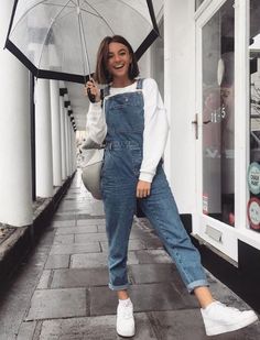 Chloe Hayward Outfits, Rainy Sunday Outfit, Overalls Outfit Spring, Rainy Spring Outfit, Chloe Hayward, Simple Fashion Outfits, Rainy Sunday