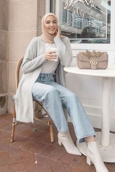 Follow Yuk ! Inspirasi Ootd Hijab Remaja Cardigan Simple #ootdhijabcardigan #ootdhijabremaja Hijabi Cardigan Outfit, Hijabi College Outfits, Outfits With Cardigans, Modest Winter Fashion, Hijabi Fashion Summer, Cute Hijabi Outfits