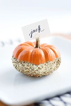 Read the blog post about Cozy and Chic Thanksgiving Table Settings & check out the best design ideas! Click for more. Stay informed about the Decoholic blog post. Now Visit. Diy Place Cards, Thanksgiving Place Cards, Fall Entertaining, Glitter Pumpkins, Hosting Thanksgiving, Diy Thanksgiving, Thanks Giving, Thanksgiving Tablescapes