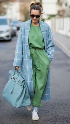 Blue And Green Combination, Perfect Spring Outfit, Priority List, Look Office, High Fashion Street Style, International Fashion, Who What Wear, Simple Outfits, Blue And Green