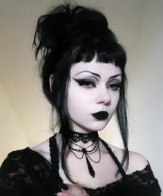 Victorian Gothic Makeup, Trad Goth Hair, Goth Haircuts, Skidaddle Skidoodle, Sleepover Plans, Grungy Makeup, Dnd Idea, Raven Roth