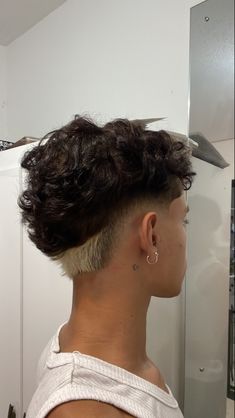 Masc Curly Hair Cuts, Mullet Hair Color Ideas, Short Mullet Curly Hair, Corte Mullet, Undercut Design, Shaved Hair Designs, Men Hair Color, Faded Hair