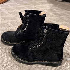 Dr. Marteans Size 7 Stylish Black Velvet Boots With Classic Lace-Up Design. Durable And Trendy. Boots With Ribbon, Black Velvet Boots, Shoes Dr Martens, Velvet Boots, Dr Martens Black, Dr Martens Shoes, Martens Shoes, Black Velvet, New Color