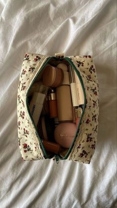 Makeup Bag Essentials, Smink Inspiration, 사진 촬영 포즈, روتين العناية بالبشرة, Essential Bag, Makeup Essentials, Aesthetic Makeup, Makeup Skin Care, Makeup Inspo