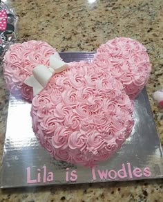 a minnie mouse cake with pink frosting