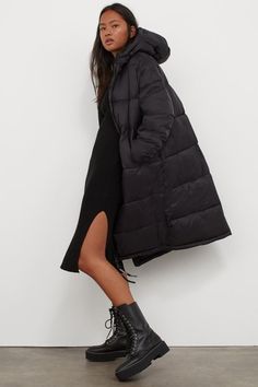 Montreal Outfits, Long Puffer Jacket Outfit, Black Puffer Jacket Outfit, Long Black Puffer Coat, Fall Going Out Outfits, Black Long Jacket, Dresses With Jackets, Winter Jacket Long, Japan Ootd