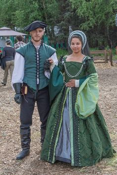 Tudor England Fashion, Ren Fair Couples Costumes, Renesance Fair Outfit, Tudor Clothing, Tudor Sleeves, Historical Irish Clothing, Tudor Male Clothing, Green Tudor Dress, Tudor Chemise