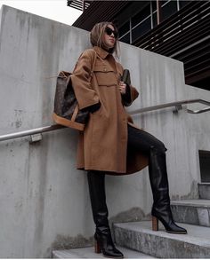 Black And Camel Outfit, Lolario Style, Lv Noe, Louis Vuitton Outfits, Noe Louis Vuitton, Louis Vuitton Noe Bag, Louis Vuitton Bag Outfit, Camel Outfit, Louis Vuitton Outfit