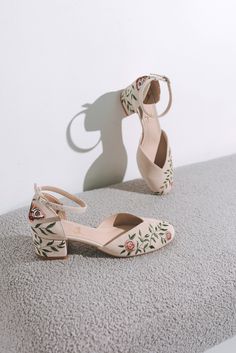 Wedding shoes 'Jasmine' is handcrafted in soft ivory suede and has elegant handmade blooming flowers and Moth embroidery that can be customized to your preference! The heel measures 4.5 cm / 1.8 inches. These wedding shoes are designed with a V-notched vamp (v-cut) and closed-toe, making bridal sandals more elegant and special. Inside there is a soft Memory foam insole, which gives a feeling of additional comfort when walking. Tunit outsole is made of a mixture of leather chips and rubber, it's more wear-resistant than leather and more durable. This type of outsoles is great for countries with rainy climates. Also, we use soft natural upper materials that wear well and take the shape of the foot. OUR SHOES ARE MADE-TO-MEASURE ONLY. We start to craft the shoes only after you place the order Boho Bridal Shoes, Cottagecore Shoes, Outdoor Wedding Shoes, Wedding Shoes Vintage, Pearl Anklet, Bridal Sandals, Butterfly Wedding, Low Block Heels, Womens Wedding Shoes