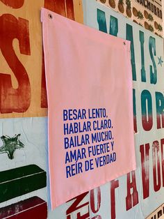 there is a sign on the wall that says besar lento, hablar claro, bailar mucho, amar fuerte e reri de verda