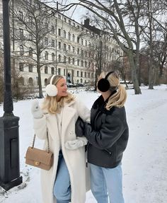 Ny Fashion Winter, Winter Influencer Outfits, Bryant Park Winter Village Outfit, Winter Outfits City New York, Winter Princess Aesthetic Outfit, Winter New York City Outfits, Prague Christmas Outfit, Netherlands Winter Outfit, Colorado City Aesthetic