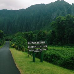 there is a sign on the side of the road that says hoomanahhia botanical garden