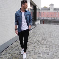 Light denim shirt, white t-shirt, black chinos, white shoes Classy Ootd, Casual Style Outfits, Mens Street Style, Casual Jacket, Stylish Men