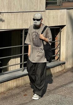 Street Style Male Outfit, Guy Baggy Outfit, Outfit Inspo Japanese Streetwear, Baggy Clothes Men Outfit, Japanese Street Fashion Black, Kpop Street Style Men, Baggy Fits Aesthetic Men, Baggy Street Wear Men, Korean Mens Streetwear