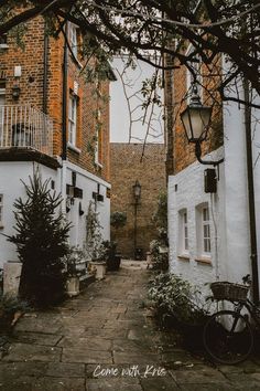 In this pin you will see a charming London Courtyard. If you want to find more places like these; head over to my blog! London Courtyard, London Village, Cozy Academia, Hampstead Village, Hampstead London, Travel Guide London, Hampstead Heath