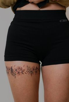 Tattoo Ideas Men, Women Tattoo Ideas, Tattoo Spine, Carcase Iphone, Tattoo Leggings, Wrap Around Tattoo, Floral Thigh Tattoos, Flower Thigh Tattoos, Hip Thigh Tattoos