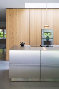 Woning in Zeist met een RVS keuken en houten keukenkastjes. Dit staat op een gevlinderde betonvloer van Willem Designvloeren. Modern Concrete Kitchen, Rvs Kitchen, Rvs Interior, Hoog Design, Window Seat Design, Kitchen World, Faucets Kitchen, Sinks Kitchen