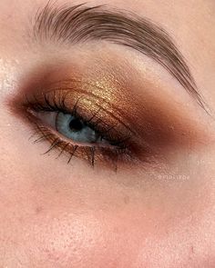 Rust Eye Makeup, Fall Makeup Looks For Blue Eyes, Copper Makeup, Shadow Eye Makeup, Copper Eye Makeup, Fall Eyeshadow Looks, Fall Eye Makeup, Copper Eye, Media Makeup