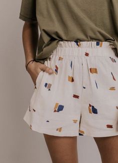 Try it with the Seamwork Miller shorts pattern! Comfy Shorts Outfit, Aesthetic Store, Vacation Shorts, Beach Outfit Men, Chill Style, Outfits Shorts, Denim Shorts Outfit, Minimalist Summer, Summer Capsule