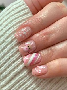 Pink Cristhmas Nails, Non Acrylic Christmas Nails, Small Acrylic Nails Christmas, Cute Christmas Nail Designs For Short Nails, Light Color Christmas Nails, Christmas Nails Real Nails, Gel Manicure Christmas Nails, Christmas Nails Manicure, Pastel Christmas Nails Short