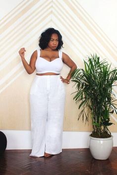 Kelly Augustine How To Wear Linen Pants, White Linen Pants Outfit, Plus Size Street Style, Linen Pants Outfit, All White Party, White Linen Pants, Minimalist Capsule Wardrobe, All White Outfit