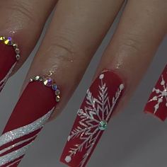 Christmas Inspired Nails Acrylic, Red Sparkly Christmas Nails, Baddie Christmas Nails, Xmas Nail Ideas, Red And White Christmas Nails, Red Christmas Nail Designs, Red Christmas Nail, Sparkly Christmas Nails, Nails Xmas