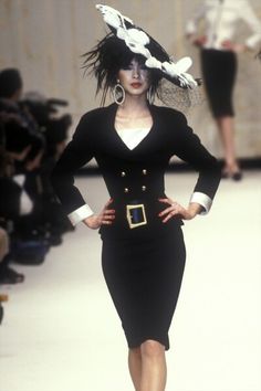 Chanel Spring 1995, Chanel 90s, Mother Fashion, Coco Chanel Fashion, 90s Runway, Chanel Outfit, Fashion Chanel, Chanel Couture