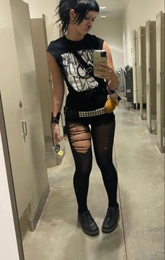 Outfit Ideas Punk Grunge, Goth Skater Outfits, 90s Emo Fashion, Ptv Concert Outfit, Skate Punk Fashion, Black Punk Outfits, 90's Emo, 90s Punk Outfits, Korn Concert Outfit