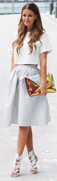 That white crop top light gray midi skirt Fall Crop, Stylish Crop Top, Crop Top Outfits, Style Fall, Inspired Outfits, Guest Outfit