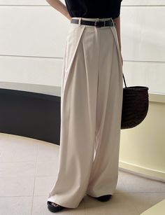 Beige Pants Outfit, Minimalism Clothes, Pixie Market, Style Guru, Knee Pants, High Waist Wide Leg Pants, Beige Pants, Trouser Pants Women, Pleated Pants