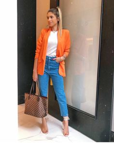 Blazer laranja, blusa branca, mom jeans, sandália com tiras lace up, bolsa louis vuitton, rabo de cavalo Office Look Women, Orange Blazer Outfits, Blazer Casual Outfit, Orange Outfits, Blazer Outfits For Women, Orange Blazer, Outfit Mujer, Mode Casual