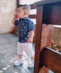 Look menino rapazinho  Camisete de coroinha, bermuda branca e tênis Fila 😍 Baby Boy Dressing Style, Boys Dressing Style, Baby Boy Fashion Clothes, Toddler Boy Summer Outfits, Baby Boy Fall Outfits, Toddler Boy Summer, Baby Boy Hairstyles, Kids Dress Boys