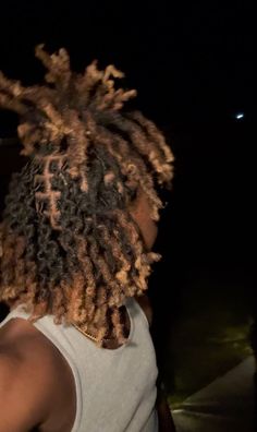 Highlighted Dreads Men, Dyed Men Locs, Dreads With Color Men, Locs Dye Ideas, Dreads With Highlights, Dark Brown Locs Men, Ombre Dreads Men, Men Starter Locs With Taper, Medium Size Locs Men