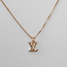 Cute Jewelry Gold, Dainty Logo, Lv Necklace, Prada Necklace, Designer Jewelery, Luxe Logo, Necklaces Dainty, Preppy Jewelry, Expensive Jewelry Luxury