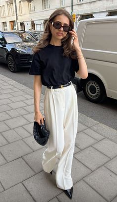 Bottega Veneta Outfit, White Trousers Outfit, Celine Belt, Bottega Veneta Jodie, White Pants Outfit, Celine Triomphe, Chique Outfits, White Trousers, Casual Work Outfits