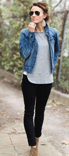 Woman’s Winter Work Outfits, Womens Casual Comfy Outfits, Denim Outfit Inspiration, 2023 Outfits Trends Winter, Easy Spring Style, Womens Denim Jacket Outfit, Casual Winter Outfits For Women Jeans, Black Leggings And Jean Jacket Outfit, Casual Work Outfits Fall Jeans