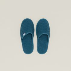 SLIPPER INTO SOMETHING COMFY In 2 sizes, with a grippy non-slip outsole Available in Peacock and 11 additional colors 100% cotton waffle weave slippers in Blush Oeko-Tex Standard 100 certified 370 gsm weight Part of our Simple Waffle Collection Cushy and padded for ultimate lounging You might never leave the house again (and we don't blame you) Waffle Slippers, Daybed Lounge, Bar Cups, Cozy Slippers, Pendant Ceiling Lamp, Candle Box, Area Rug Runners, Small Moments, Cabinet Decor