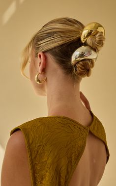 Make a bold yet sophisticated statement with the Dome Glossy Pony Cuff. With its rounded surface and pointed edges, this cuff offers a modern look that's full of attitude. Perfect for those who appreciate luxury, this accessory adds a sophisticated edge to any outfit. Glam Boho, Simple Headbands, Gold Hair Accessories, Metal Headbands, Hair Accessories Gift, Metal Hair, Casual Hairstyles, Estilo Punk, Hair Rings