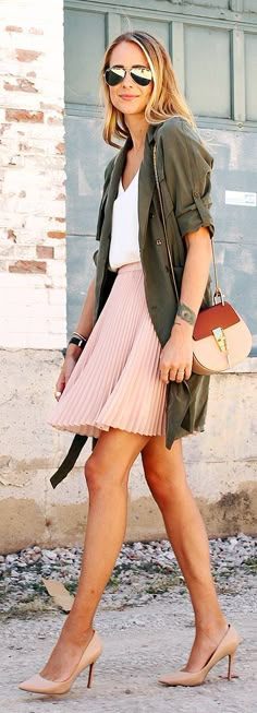 Army green parka with light pink skirt and heels — a combination like this is perfect for everyday wear or work. Light Pink Skirt, Fashion Jackson, Looks Street Style, A Skirt, Inspired Outfits, Casual Street Style