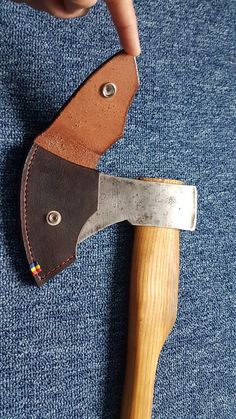 Leather Hatchet Sheath, Diy Leather Sheath, Leather Knife Sheath Pattern, Leather Tool Pouches, Custom Leather Work, Leather Workshop, Leather Carving, Woodworking Hand Tools